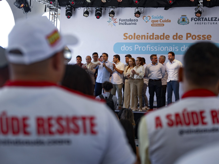 FFORTALEZA, CEARÁ,  BRASIL- 15.09.2025: Riane Azevedo - Secretaria Municipal da Saúde de Fortaleza, Leo Couto - Presidente da Câmara de vereadores de Fortaleza, Evandro Leitão - Prefeito de Fortaleza.  O prefeito de Fortaleza, Evandro Leitão, empossa, nesta quinta-feira (25/9), 331 aprovados no concurso público para a extinta Fundação de Apoio à Gestão Integrada em Saúde de Fortaleza (Fagifor), realizado em 2024. A solenidade de posse será na Estação das Artes. (Daniel Galber/Especial para O POVO)