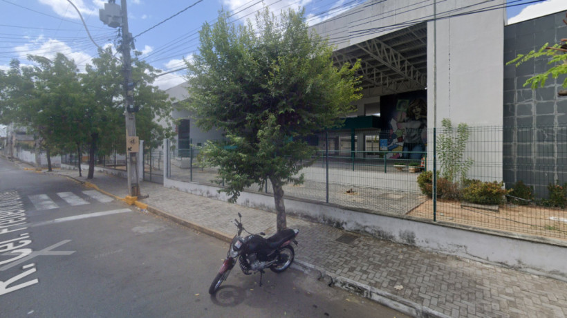 Adolescentes foram mortos dentro da escola no bairro Campo dos Velhos, em Sobral.