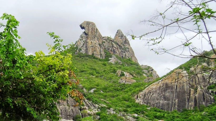 Pedra da Galinha Choca em Quixadá