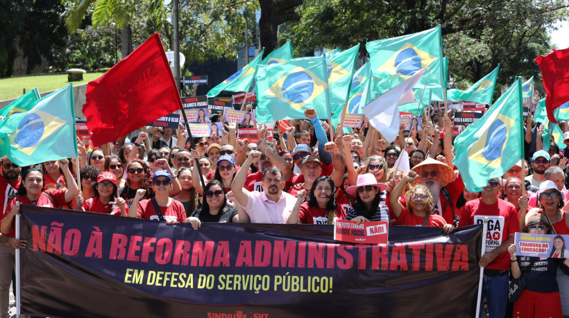 Manifestação dos professores contra PL do Ajuste Fiscal ocorreu na manhã desta quinta-feira, 25, ao lado da Secretaria Municipal de Educação  de Fortaleza