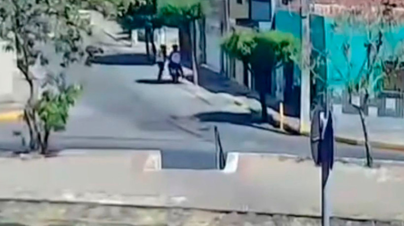 Dois homens em uma moto foram flagrados chegando à escola e atirando contra os alunos