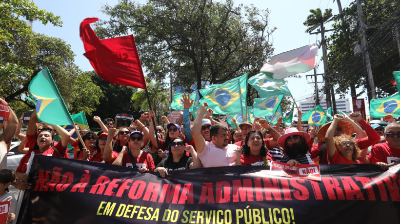 Trabalhadores da educação protestam contra lei de ajuste fiscal em frente à sede da Secretaria Municipal de Educação de Fortaleza