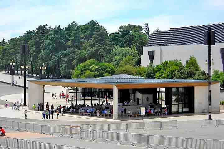 As aparições começaram em 13 de maio de 1917, quando as crianças estavam pastoreando ovelhas em um local chamado Cova da Iria. 

