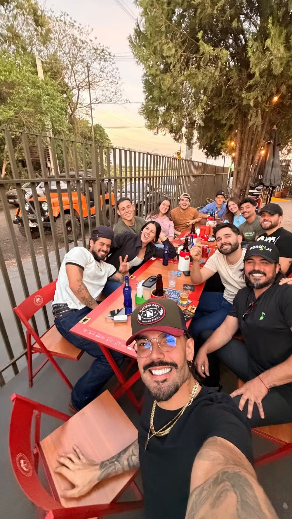 A cantora sertaneja Ana Castela, 21, voltou a alimentar rumores de romance com Zé Felipe, 27, ao surgir com o cantor em um boteco de Londrina (PR), cidade onde vive. 