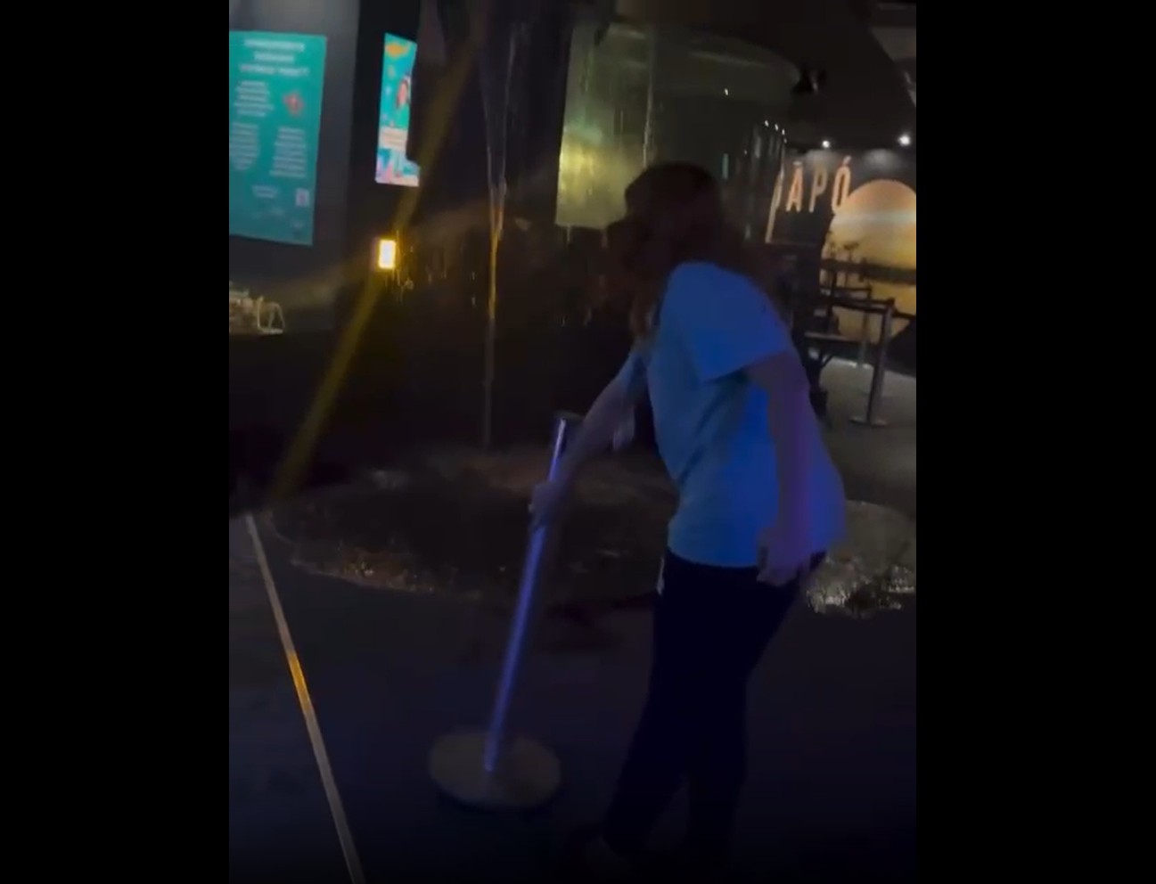 Um vazamento em um dos tanques do AquaRio, na zona portuária do Rio de Janeiro, provocou a queda parcial do teto na manhã da última quinta-feira (18). O incidente aconteceu próximo ao espaço das piranhas e chegou a disparar um alarme, mas ninguém se feriu.