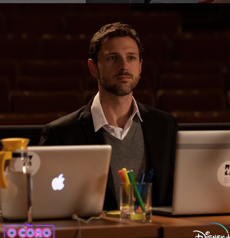 A série musical “O Coro: Sucesso, Aqui Vou Eu”, escrita por Miguel Falabella, que também dirige e integra o elenco, acompanha um grupo de jovens em busca de seu espaço no universo do teatro musical.
