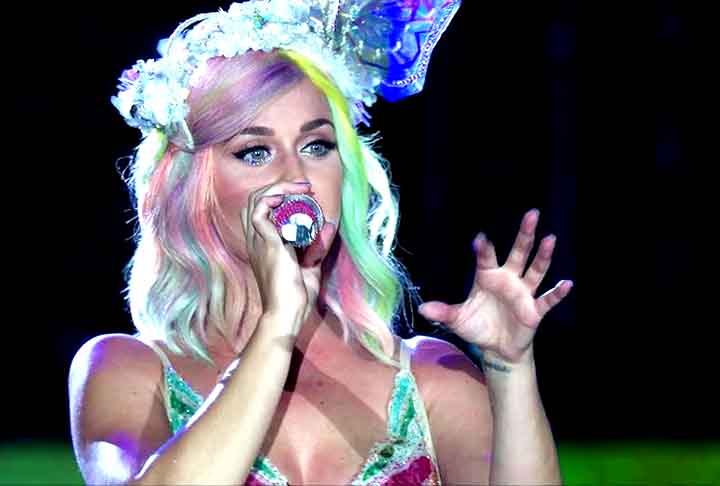 Além de sua carreira musical, Katy Perry também se destaca por sua presença marcante no palco. Ela é conhecida pelos shows cheios de elementos visuais, figurinos extravagantes e performances teatrais.
