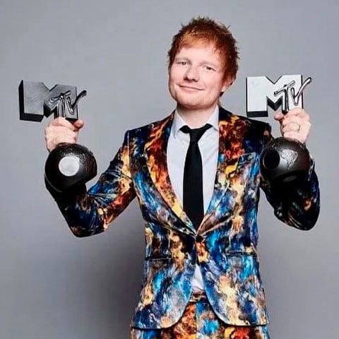 Ed Sheeran - Cantor britânico - Seu pai era curador de arte e sua mãe uma prestigiada designer de joias. 