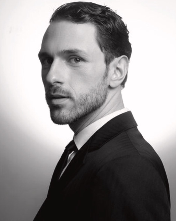 Em entrevista ao portal Hugo Gloss, o ator contou que o convite para interpretar Leonardo surgiu de surpresa: “Veio de forma inesperada. Eu já acompanhava a novela e não sabia qual personagem seria, mas aceitei antes mesmo de descobrir. Quando confirmaram que seria Leonardo, vibrei”. 
