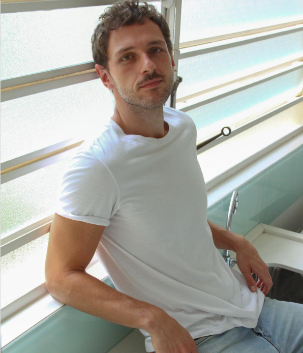 Nascido em 23 de abril de 1986, Magon estreou nas novelas em “Vale Tudo”, e, apesar de novato no gênero, possui mais de 15 anos de carreira artística.
