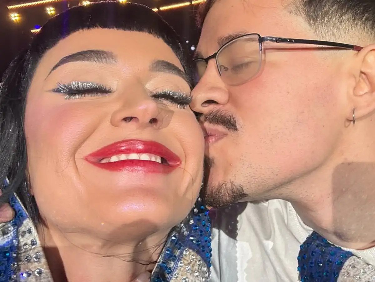 O gesto tocou fãs presentes e repercutiu nas redes sociais. Mas essa é apenas uma página na trajetória marcante da carreira de Katy Perry…