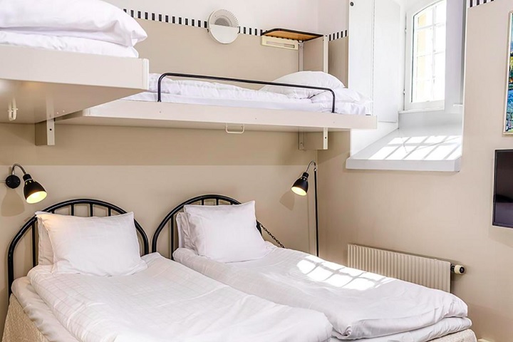 As experiências são variadas e vão desde acomodações simples, com camas de albergue e banheiros coletivos, até suítes premium com direito a spa e vista panorâmica.