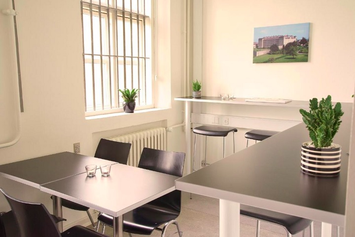 Alguns desses prédios mantêm as celas originais, corredores apertados e até mesmo atividades temáticas, como jogos de escape em grupo.