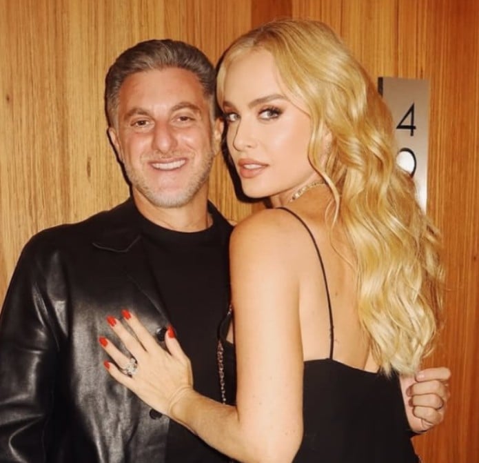 O casal aproveitou para imaginar como seria um encontro ainda na infância, posando como se já fossem próximos naquela época. Huck entrou no clima e até fez graça.