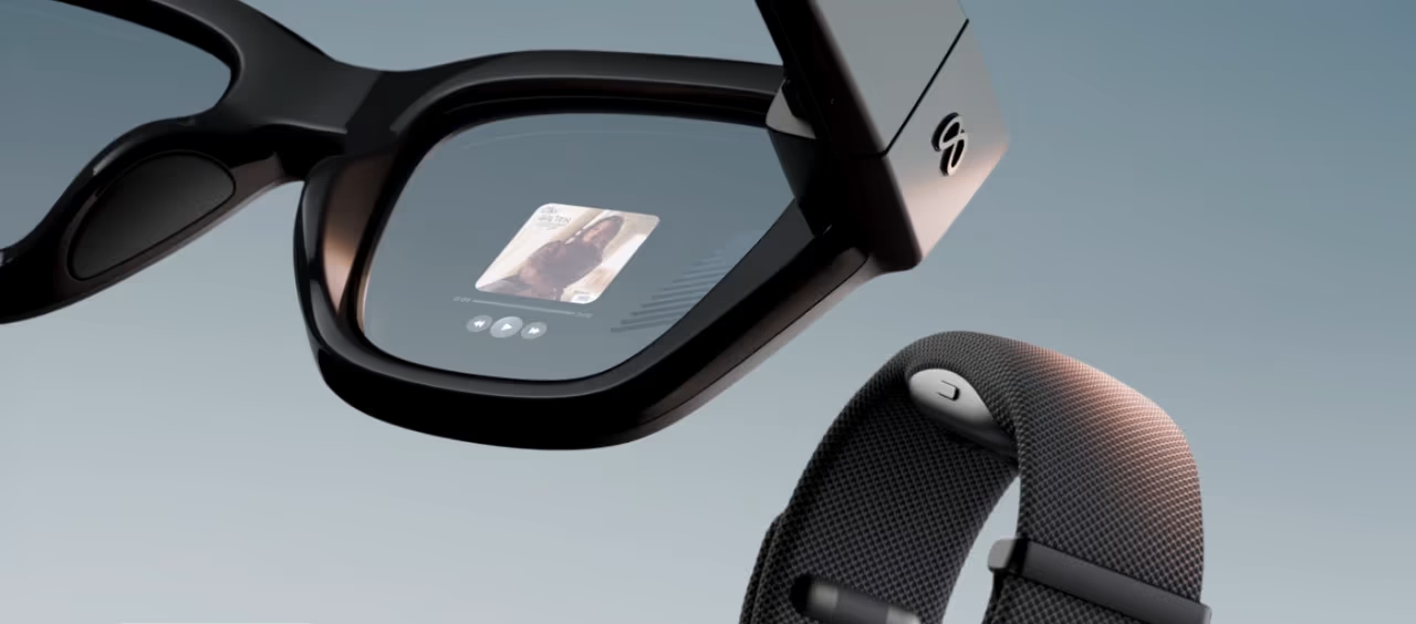 Dono da Meta, das empresas mais valiosas do mundo, Mark Zuckerberg anunciou durante o evento Meta Connect, no último dia 17, os novos Ray-Ban Display, óculos inteligentes que unem realidade aumentada e inteligência artificial.