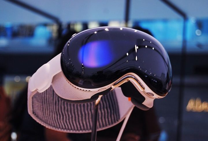 Hoje, os principais modelos incluem o Microsoft HoloLens (focado em aplicações empresariais e industriais), o Magic Leap (com ênfase em entretenimento e criatividade) e o mais recente Apple Vision Pro (foto), que combina realidade aumentada e RV.