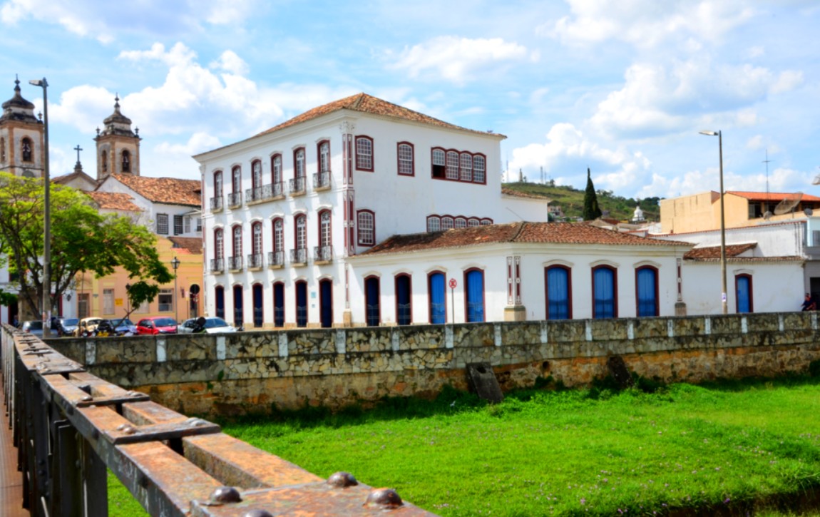 É possível, por exemplo, ir ao Museu Regional de São João del Rei em pouco minutos. Esse prédio foi tombado pelo Instituto do Patrimônio Histórico e Artístico Nacional, o Iphan, em 1946.

