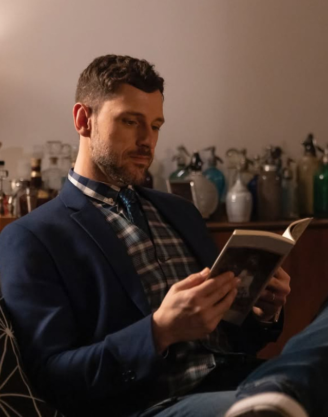 A série “O Som e a Sílaba”, também escrita por Miguel Falabella, acompanha Sarah Leighton (Alessandra Maestrini), uma autista com talentos musicais, e Leonor Delis (Mirna Rubim), sua professora de canto, em crise após o divórcio. A música guia e transforma a jornada das personagens.
