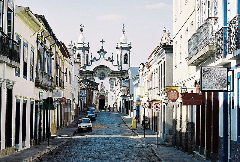Ela é um desmembramento de São João del Rei, cidade que compõe o famoso roteiro turístico de cidades históricas do ciclo de ouro de Minas Gerais ao lado de Ouro Preto, Tiradentes, Diamantina, Congonhas, entre outras.
