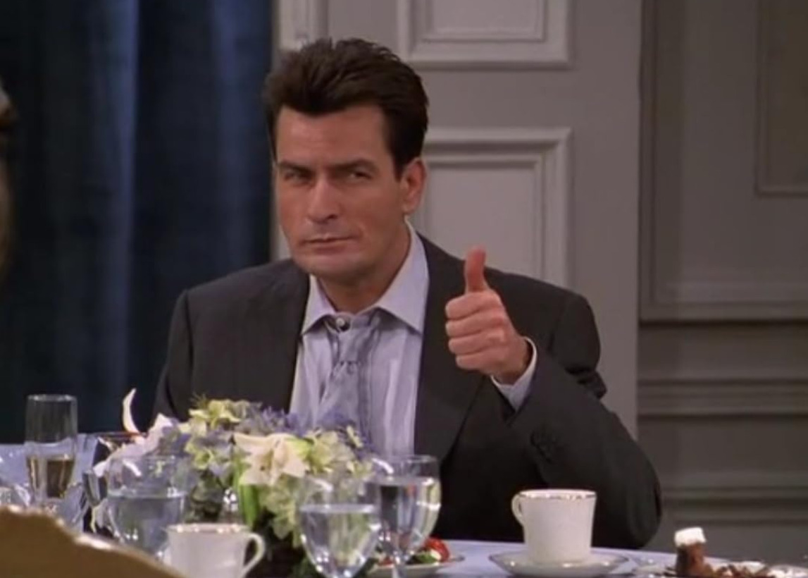 A virada de chave na carreira de Charlie Sheen aconteceu em 2000 quando interpretou Charlie Crawford na quinta e sexta temporada da série “Spin City”. O papel lhe rendeu um Globo de Ouro na categoria Melhor Ator em Série de Comédia em 2002.
