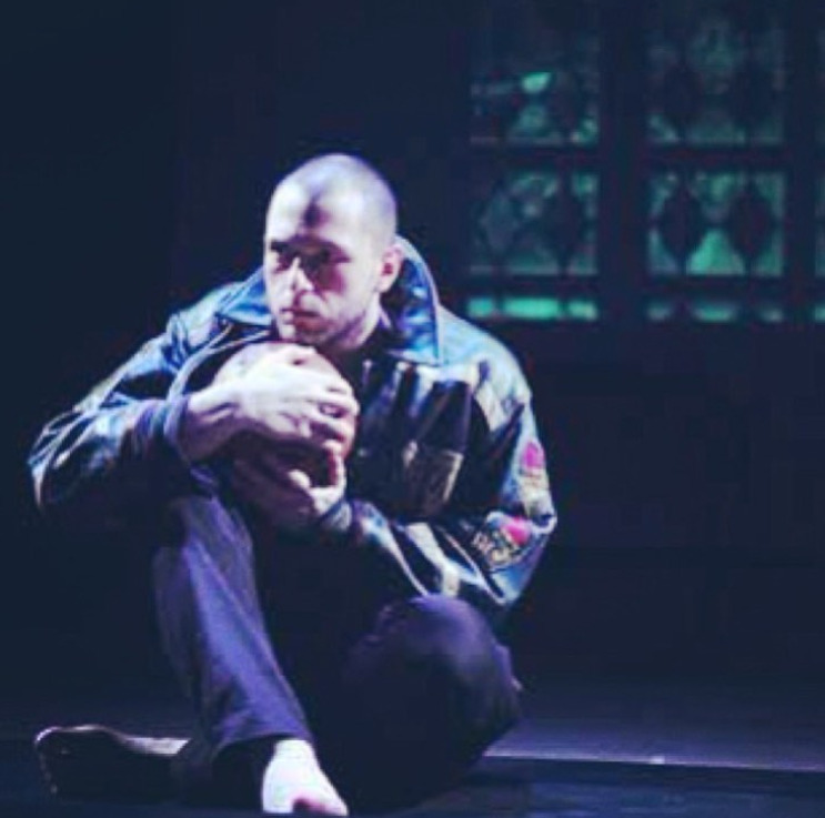 Além de ter participado de outras montagens como “Tribos” (foto), “Chorume” e “Os Arqueólogos”.
