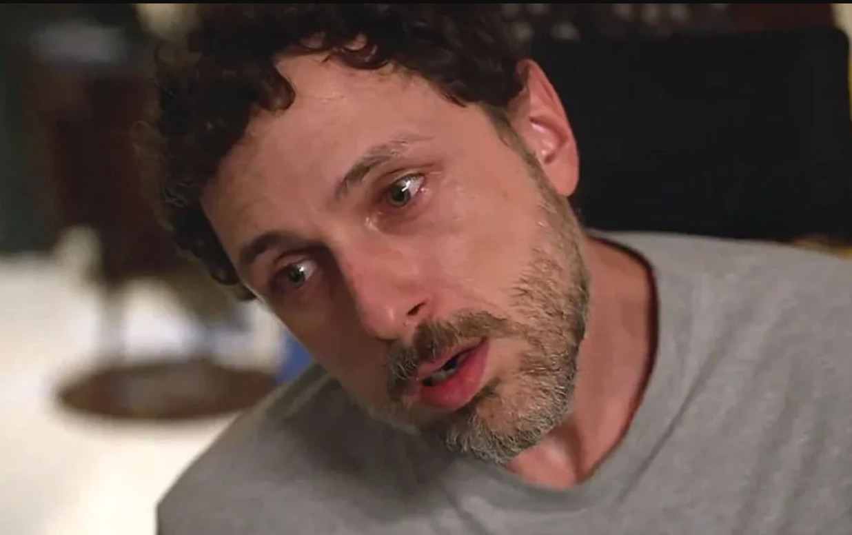 O segredo, descoberto por Maria de Fátima, se torna uma arma de chantagem contra a vilã, e a tensão aumenta ainda mais quando é revelado que Leonardo é doador compatível para Afonso, que enfrenta tratamento contra a leucemia.
