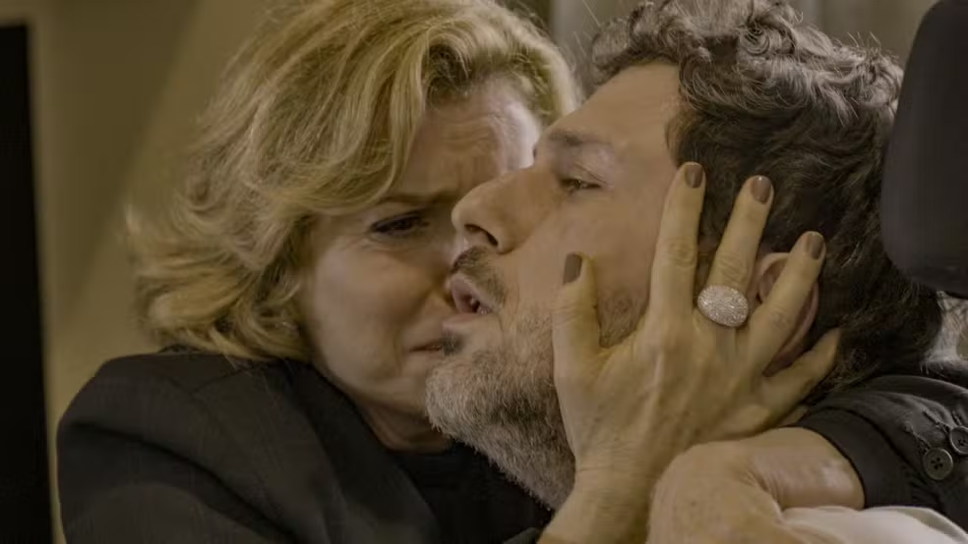 Guilherme Magon comentou sobre a cena em que Leonardo recebe ajuda da mãe na ausência de Ana Clara, sua cuidadora (Samantha Jones), no capítulo exibido em 3/9/ 2025.
