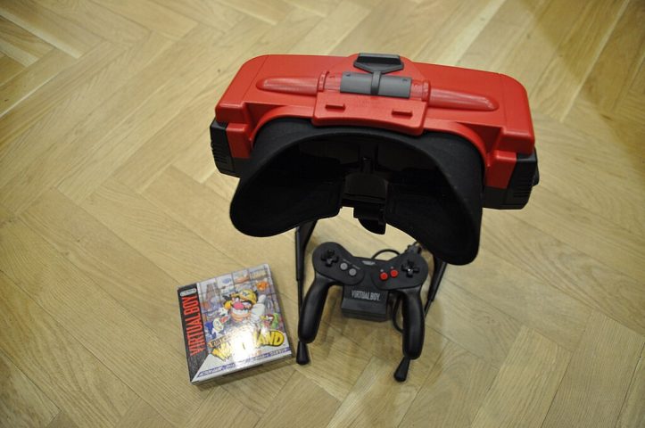 Nos anos 1990, empresas como a Sega e a Nintendo tentaram popularizar dispositivos de RV, como o Virtual Boy, mas as limitações tecnológicas da época resultaram em fracassos comerciais. 
