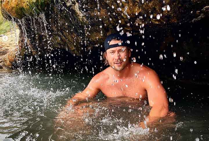 O casal terminou, então, quando o ator foi para a Austrália gravar o filme Twisters. A modelo não queria manter uma relação com afastamentos frequentes por causa de gravações. 