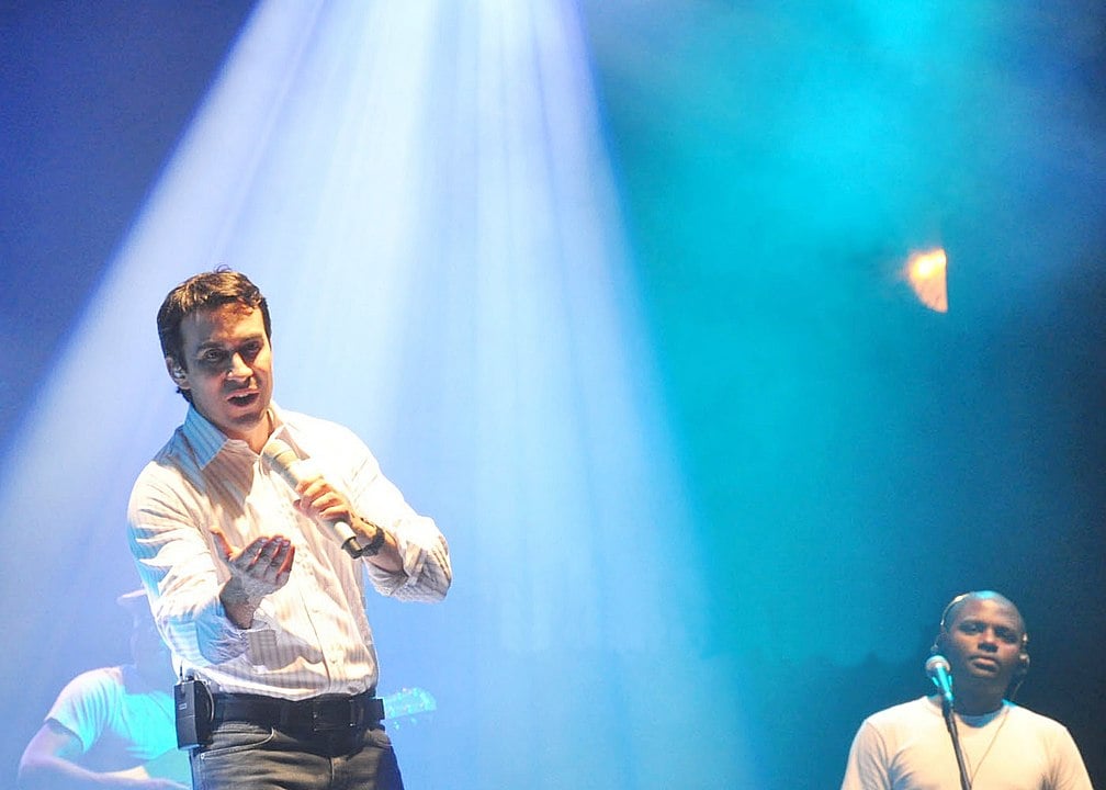 O Padre Fábio de Mello costuma fazer show pelas cinco regiões do Brasil, sempre levando a palavra do catolicismo por onde vai. No entanto, no dia 10/10/2014 ele teve que interromper uma das apresentações depois que um fã insistente atrapalhou o show, na tradicional Festa das Rosas e Flores, em Barbacena (MG).
