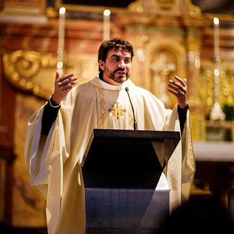 O padre já pertenceu à Congregação dos Sacerdotes do Sagrado Coração de Jesus. Como cantor, lançou oito discos pela gravadora católica Paulinas-COMEP e mais um pela Canção Nova, além de um projeto independente (Tom de Minas). 
