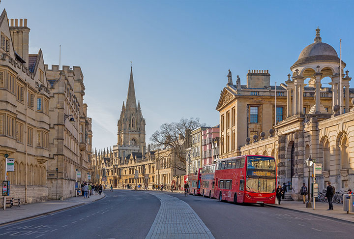 Desde então, a atriz se dedicou aos estudos, concluiu o Mestrado em Escrita Criativa na Universidade de Oxford e iniciou um Doutorado em Filosofia na mesma universidade. O programa tem duração de três anos, é presencial e, segundo o “Oxford Mail”, a atriz frequenta o campus sem privilégios, como qualquer outro estudante.
