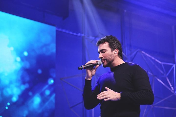 Ao longo da performance, um homem na plateia começou a gritar repetidamente, em uma tentativa de chamar a atenção do padre. Depois do pedido de respeito, Fábio de Melo conseguiu restabelecer a ordem, e o show continuou sem maiores incidentes.
