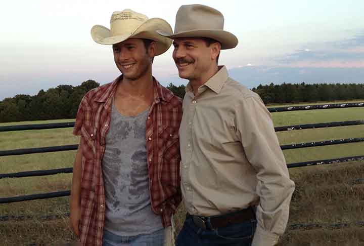 Ao lançarmos 'Twisters' para o mundo, eu só queria olhar para cima e tirar o chapéu para a lenda que é Bill Paxton. Um grande amigo meu que viu poesia no mundo natural. É impossível preencher o seu lugar, mas esta vida é toda sobre perseguir os grandes, disse Powell nas redes sociais no dia da estreia do filme nos Estados Unidos.