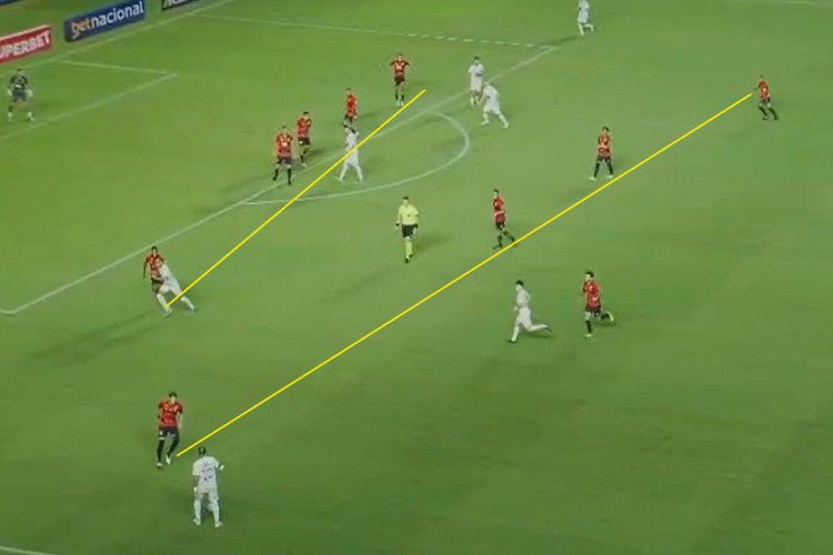 Sport no momento defensivo contra o Santos no 5-4-1