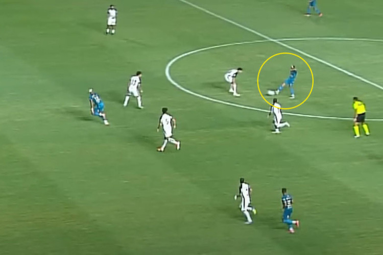 Matheusinho teve liberdade para "flutuar" e dar assist&ecirc;ncia para Derik contra o Corinthians