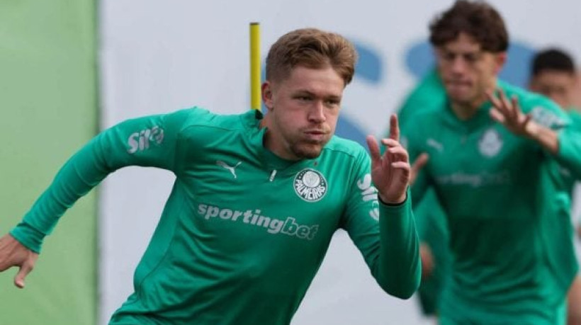 Zagueiro sofreu uma pancada no olho na Libertadores e treinou separado nesta sexta; Fuchs, que entrou bem contra o River Plate, é o favorito