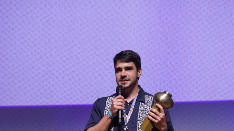 Entrega do Troféu Samburá de melhor direção para o diretor João Toldi. 