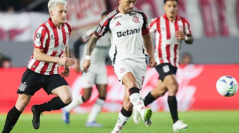 Meia uruguaio exalta superação do time na Libertadores, elogia o goleiro Rossi mas relembra que deveriam ter feito mais gols na partida de ida
