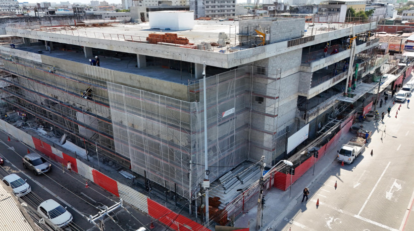 Shopping de atacado inaugura no Centro de Fortaleza com 530 lojas, gera&ccedil;&atilde;o de 12 mil empregos, painel 3D e pra&ccedil;a de alimenta&ccedil;&atilde;o com 35 opera&ccedil;&otilde;es 
