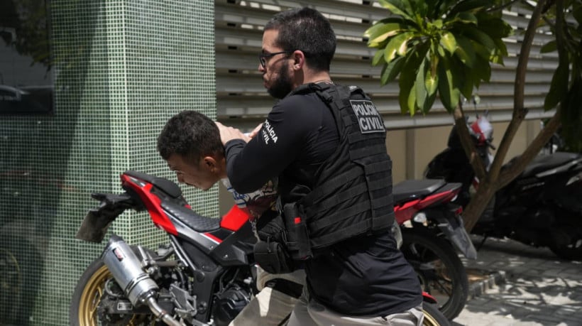 Suspeito de matar estudantes é conduzido para Delegacia