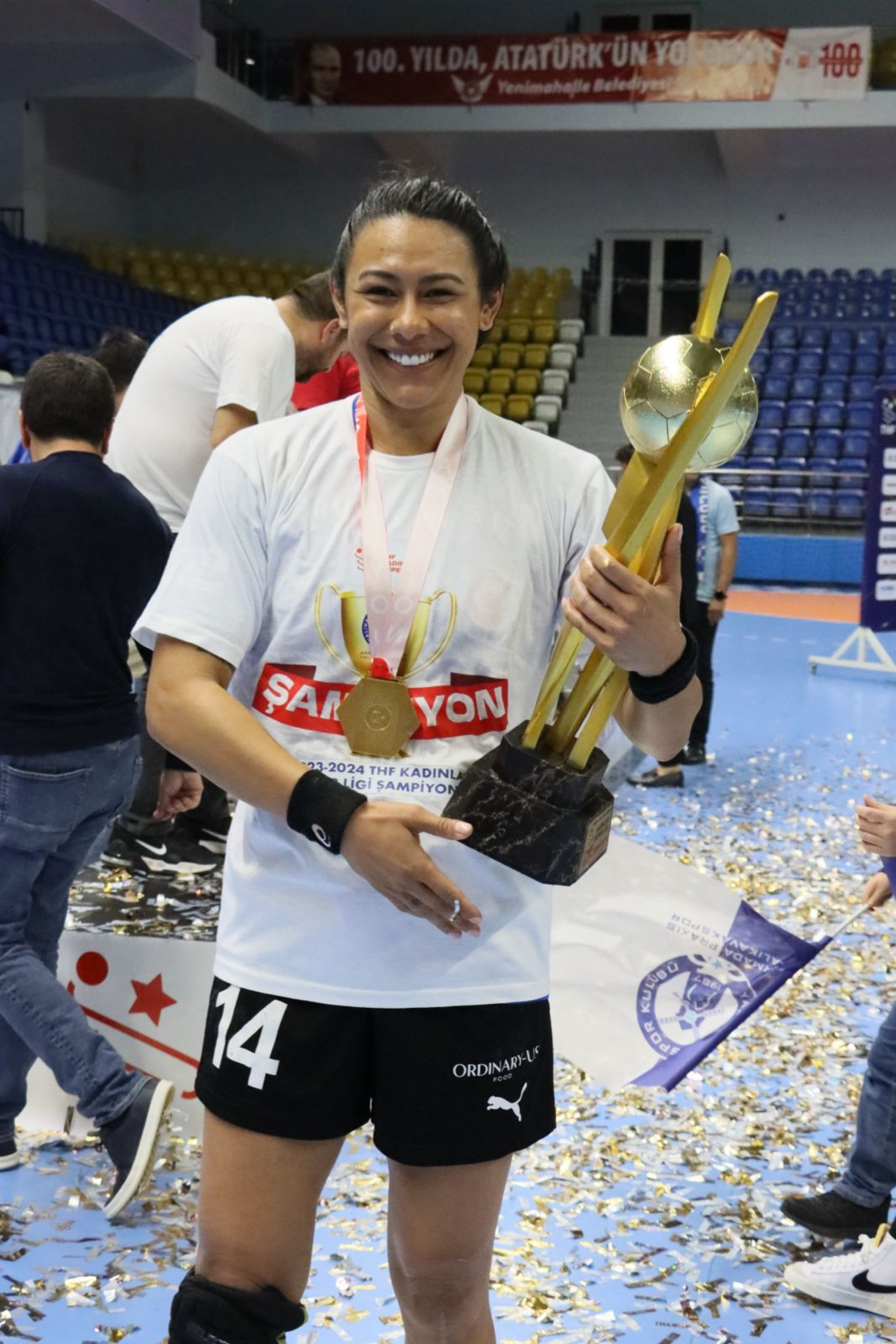 Elaine Gomes: jogadora de handebol brasileira que defende o time Handball Club Hapoel Ashdod, de Israel.