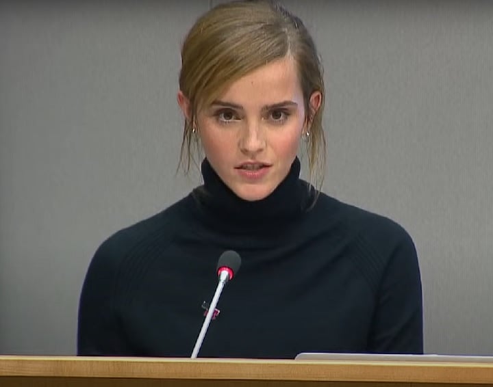 E que foi libertador se afastar desse ambiente: E abandonar essas múltiplas identidades liberou muito espaço, eu acho, para que eu seja uma irmã, filha, amiga, neta e, depois, artista melhores. E também alguém que tenta ter um pensamento crítico autônomo.
