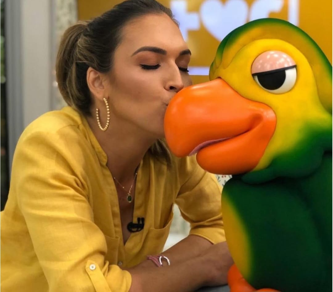 Em 2020, deixou de atuar apenas como repórter e passou a assumir a apresentação do programa durante as ausências de Ana Maria: Conhecia profundamente aquele conteúdo e sabia exatamente para quem estava falando. Por isso, me sentia muito em casa.
