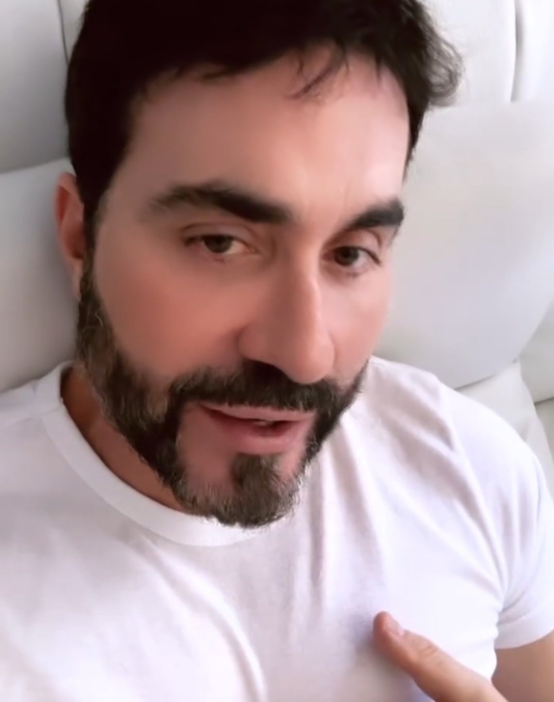 O padre Fábio de Melo foi pivô da demissão do funcionário após uma postagem em rede social. A confusão foi tão grande que o padre acabou desabafando, depois, dizendo que as pessoas querem odiar e que a internet é uma cilada criada pelo Diabo.