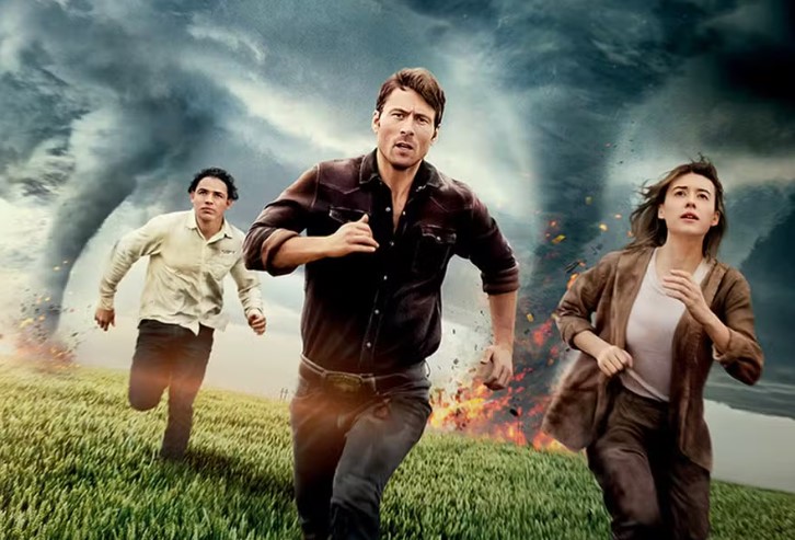 Antes disso, Glen Powell estrelou Twisters. O filme teve grande sucesso nos Estados Unidos, mas não teve o mesmo impacto em outros países. A Universal Pictures ficou encarregada da distribuição norte-americana, enquanto a Warner Bros. assumiu o mercado internacional. 