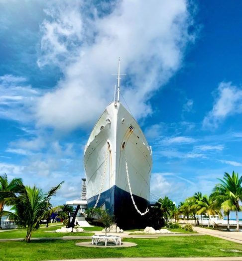 O processo de reforma foi complexo. Foi necessário rebocar o navio de 6.800 toneladas, já sem motores, usando enormes bolsas de ar como rolos e guinchos mecânicos.