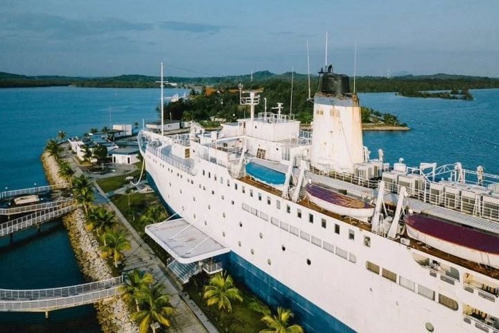 Para recebê-lo, foi preciso escavar fundo do mar para criar uma bacia. Uma plataforma de concreto foi construída, apoiada em estacas fincadas a mais de 40 metros de profundidade no solo.