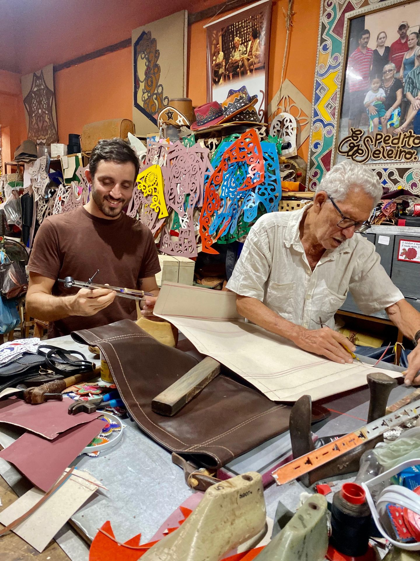 Leo Ferreiro e Espedito Seleiro durante criação da Coleção Vereda para Ceart