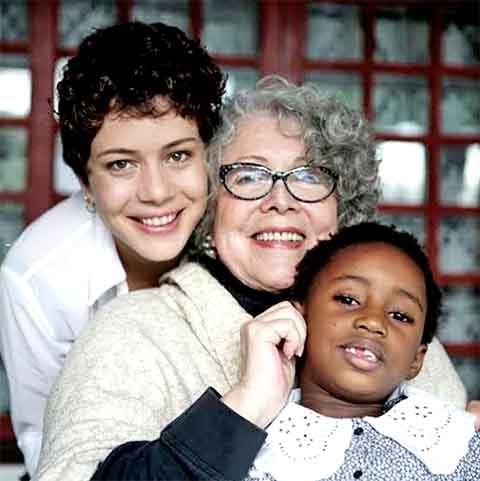 Filha da atriz Ângela Leal e neta do produtor cultural Américo Leal, Leandra cresceu imersa no universo artístico, o que naturalmente a levou a seguir os passos da mãe na carreira de atriz. 
